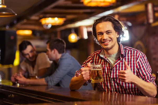 Hombres en el pub —  Fotos de Stock