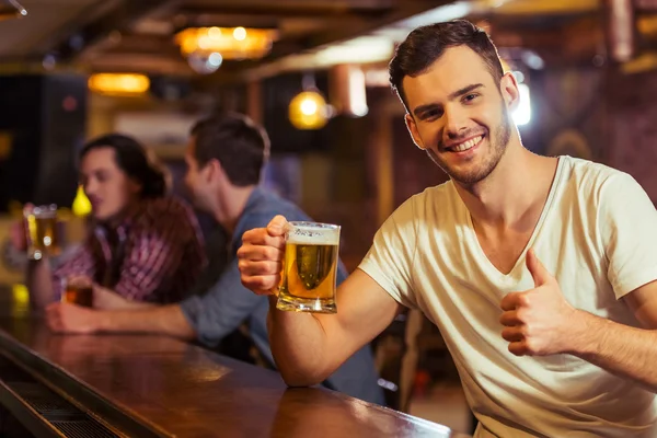 Mannen in pub — Stockfoto