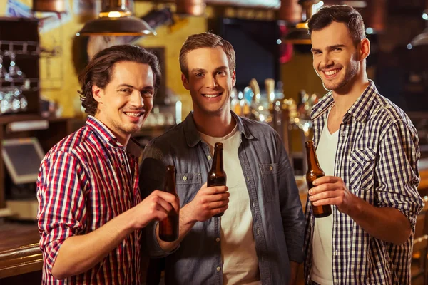 Mężczyźni w pubie — Zdjęcie stockowe