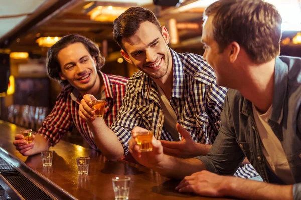 Hombres en el pub — Foto de Stock