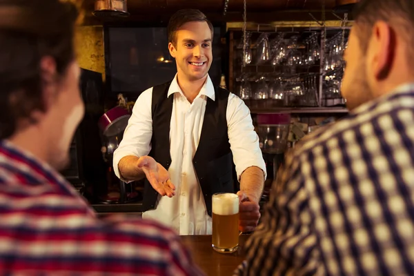 Mannen in pub — Stockfoto