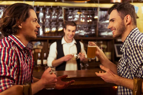 Män i pub — Stockfoto