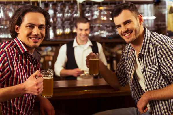 Hombres en el pub —  Fotos de Stock
