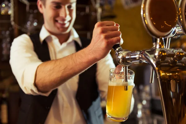 Bonito barman de trabalho — Fotografia de Stock