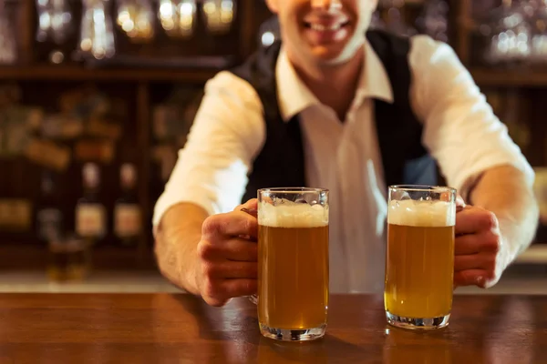 Yakışıklı barmen çalışma — Stok fotoğraf