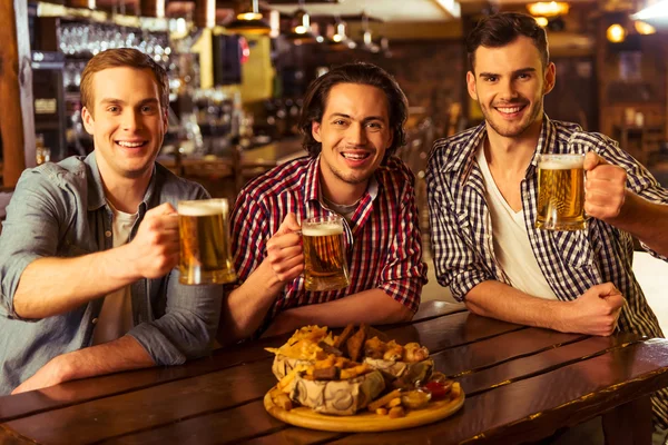 Männer in Kneipe — Stockfoto