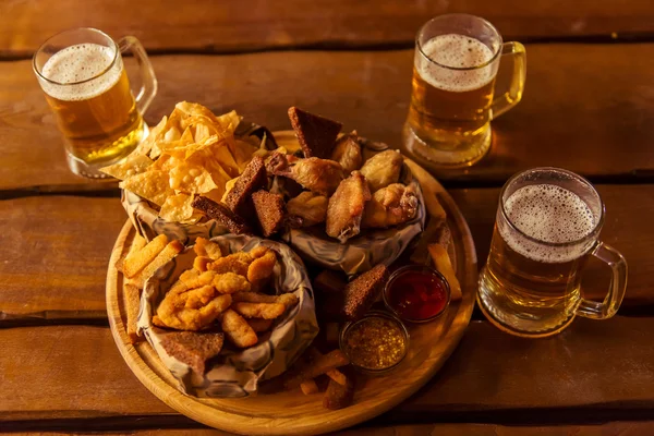 Snack y cerveza — Foto de Stock