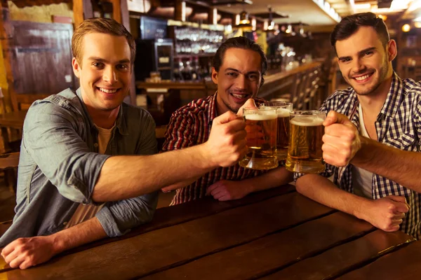 Hombres en el pub —  Fotos de Stock