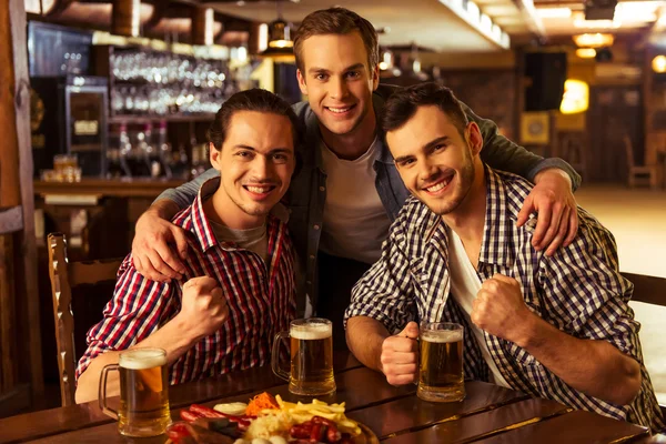 Mężczyźni w pubie — Zdjęcie stockowe