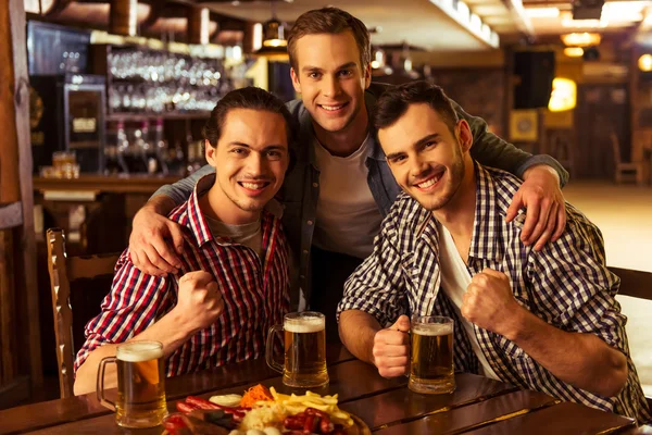 Hombres en el pub —  Fotos de Stock