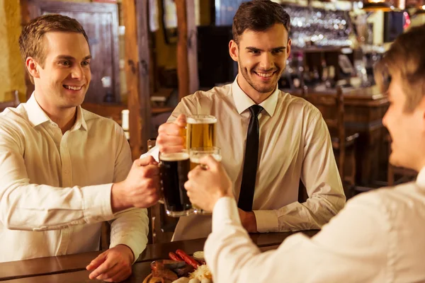 Zakenlieden in pub — Stockfoto