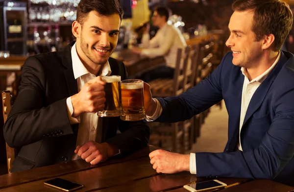 Zakenlieden in pub — Stockfoto