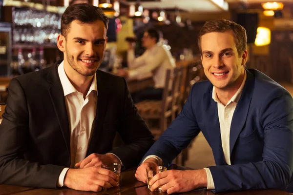 Zakenlieden in pub — Stockfoto