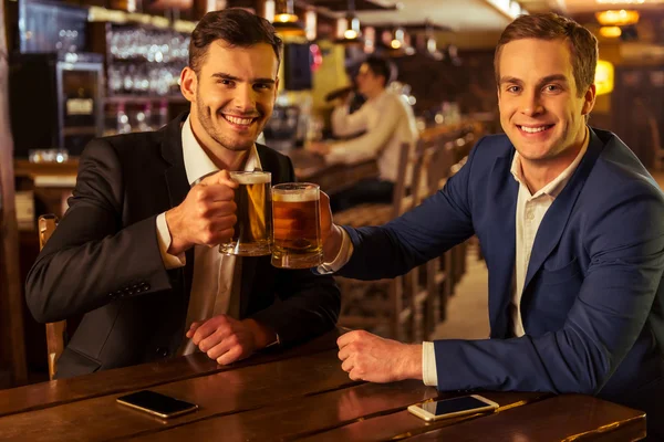 Zakenlieden in pub — Stockfoto