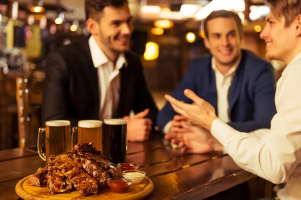 Zakenlieden in pub — Stockfoto