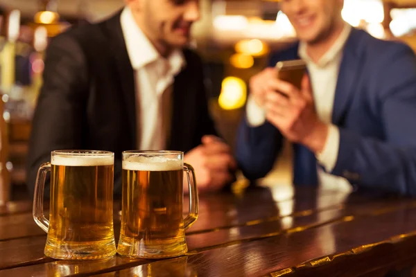 Businessmen in pub — Stock Photo, Image