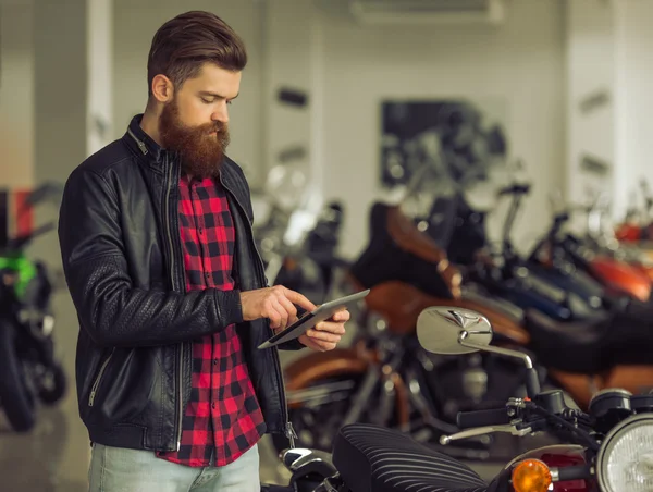 Homem com moto — Fotografia de Stock