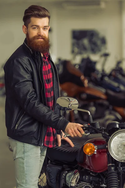 摩托车的男人 — 图库照片