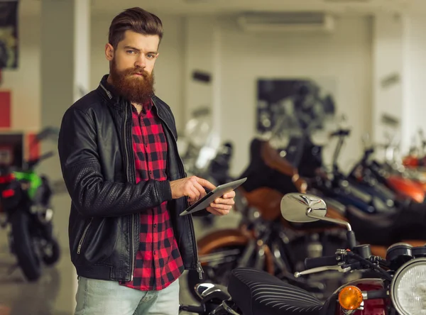 Homem com moto — Fotografia de Stock