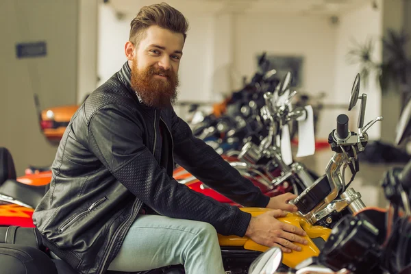 Homem com moto — Fotografia de Stock