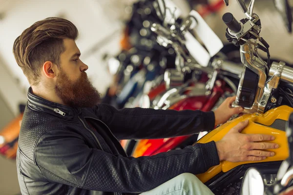 Homem com moto — Fotografia de Stock