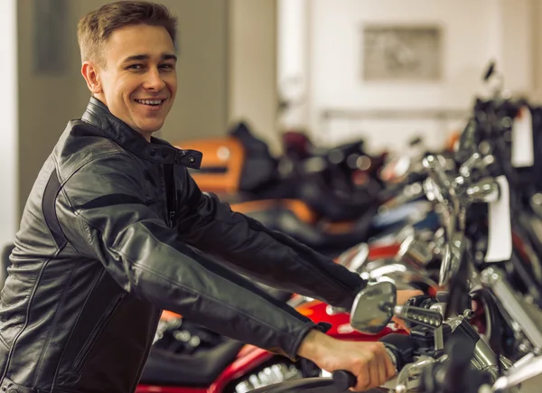 Uomo con moto — Foto Stock