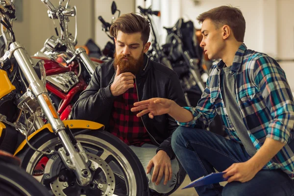 Homens no salão de motos — Fotografia de Stock