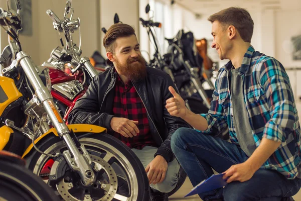 Homens no salão de motos — Fotografia de Stock