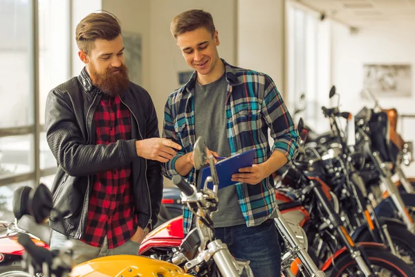 Mannen in Moto salon — Stockfoto