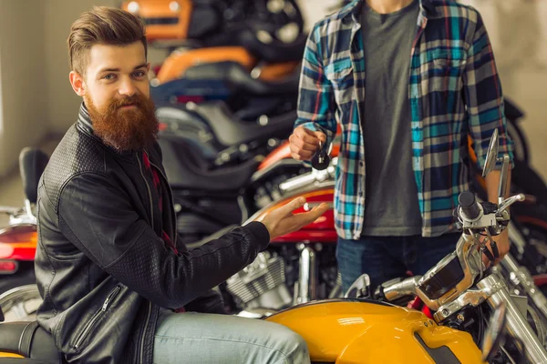 Hombres en salón de motos — Foto de Stock