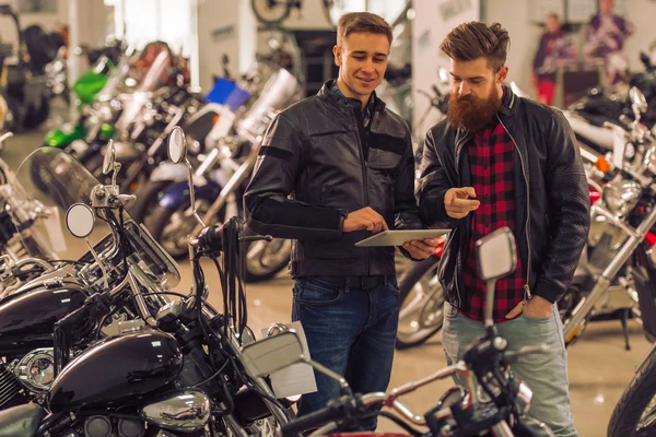 Homens no salão de motos — Fotografia de Stock