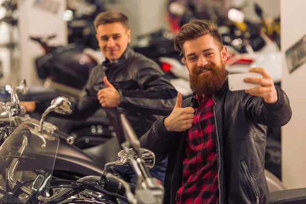 Homens no salão de motos — Fotografia de Stock