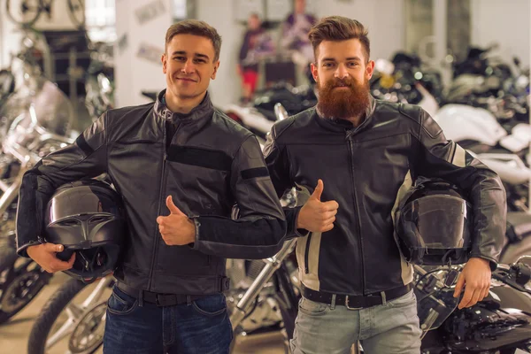 Mężczyźni w salonie motocykl — Zdjęcie stockowe