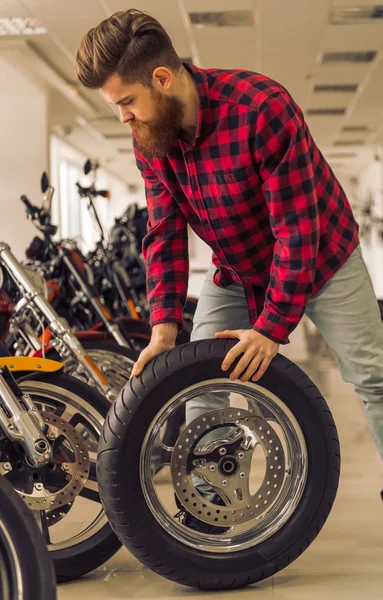 Homem no salão de moto — Fotografia de Stock