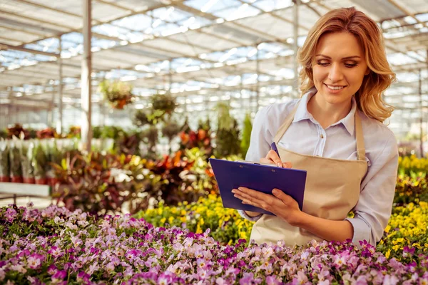 Frau in Orangerie — Stockfoto