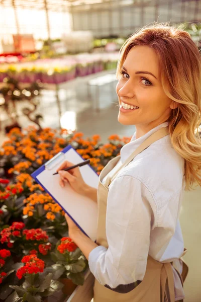 Mujer en naranjería — Foto de Stock