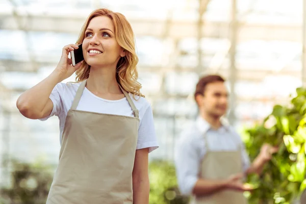 Menschen in der Orangerie — Stockfoto