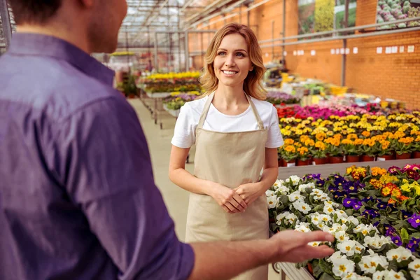 Menschen in der Orangerie — Stockfoto