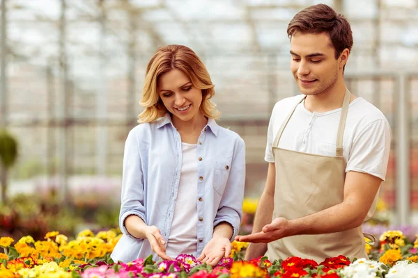 Menschen in der Orangerie — Stockfoto