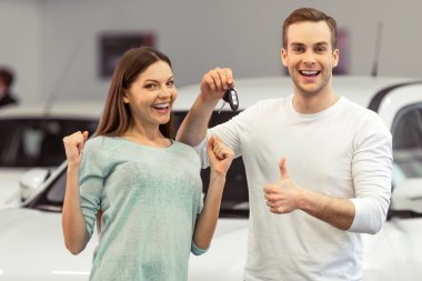 Çift bir araba satın alma