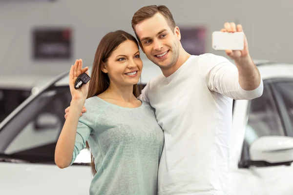 Paar kopen van een auto — Stockfoto