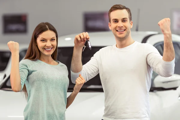 Couple achetant une voiture — Photo