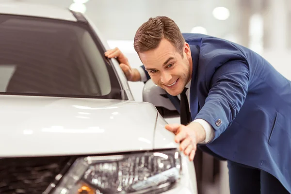 Joven hombre de negocios en el automovilismo —  Fotos de Stock