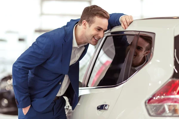 Joven hombre de negocios en el automovilismo —  Fotos de Stock