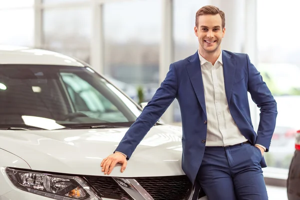 Jonge zakenman in Autosalon — Stockfoto