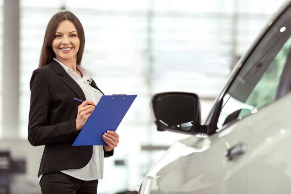 Mujer en espectáculo de motor —  Fotos de Stock