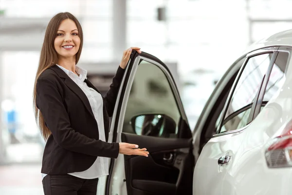 Mujer en espectáculo de motor —  Fotos de Stock