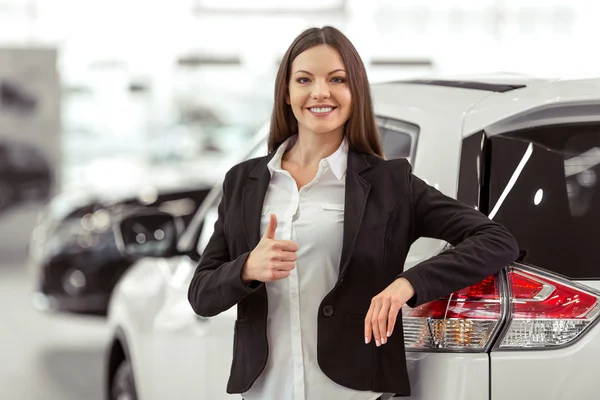 Femme au salon de l'automobile — Photo