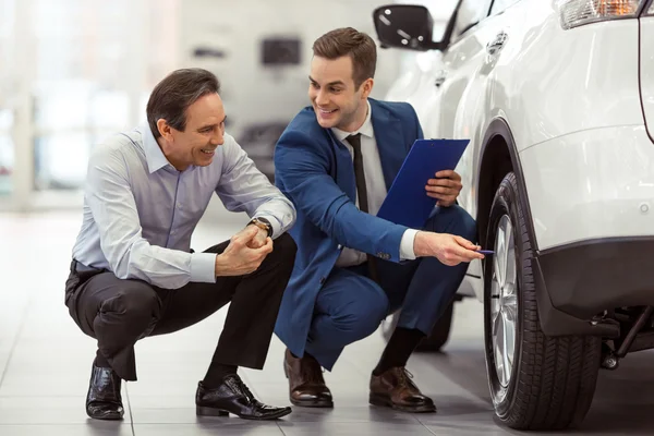 Menschen auf der Motorshow — Stockfoto