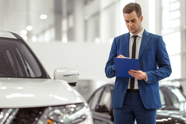 Homme d'affaires au salon de l'automobile — Photo